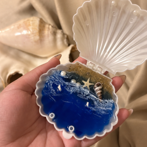 Ocean scene favor inside an open shell-shaped case